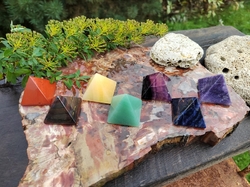 Čakrová sada pyramid z minerálů 3,5 cm - ROVNOVÁHA