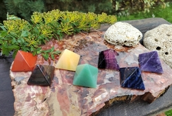 Čakrová sada pyramid z minerálů 3,5 cm - ROVNOVÁHA