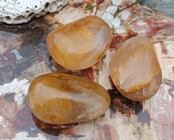Křišťál s limonitem hmatka 57 - 66 g,  Zlatý léčitel
