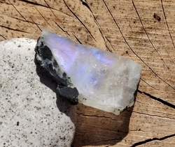 Měsíční kámen plátek extra kvalita s barevnými odlesky 5,12 g