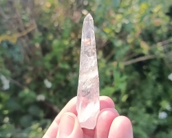 LASER křišťál lemurský s limonitem 18,5 g - SVĚTELNÝ PAPRSEK
