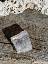 Kunzit krystal surový 8g