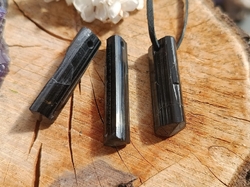 Turmalín skoryl přívěsek 3,5 - 4 cm