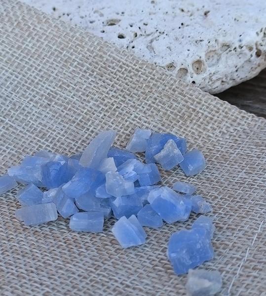 Modrý kalcit surový malé kousky 20 g