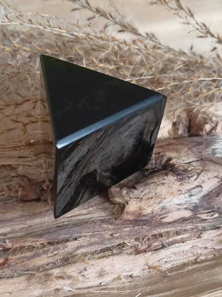 Obsidián leštěný trojúhelník 4,5 cm