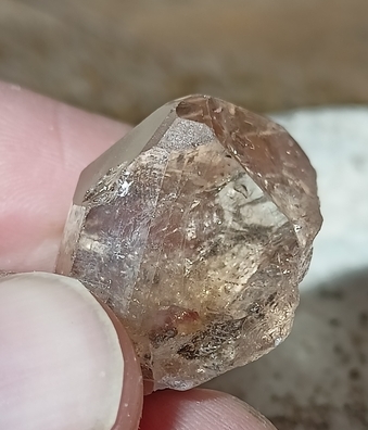 TOPAZ zlatý krystal 14,6 g 