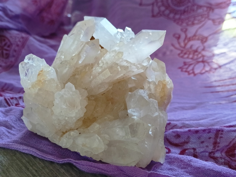 Drúza křišťálu candle quartz - CHRÁM PLNÝ SVĚTLA A MOUDROSTI