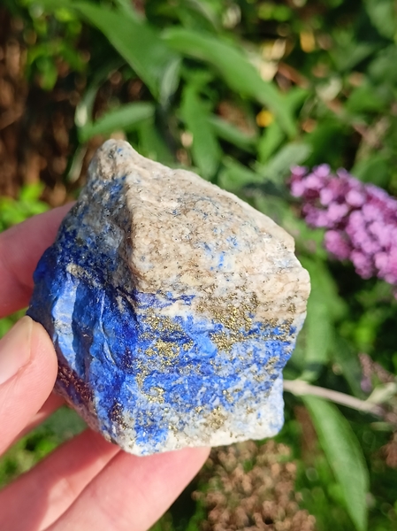 Lapis lazuli surový Pákistán stojící  166 g - MOUDRÝ PRŮVODCE