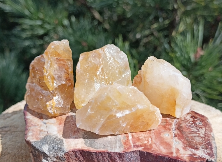 Krásné surové kousky křišťálu/křemene s limonitem.
