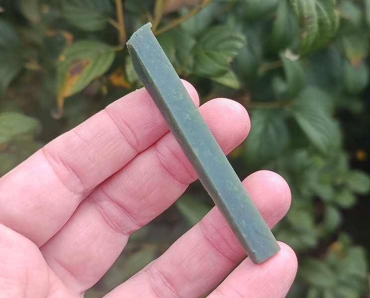 Nefrit surový Sibiř 8,2 g - NEFTIROVÁ HŮLKA
