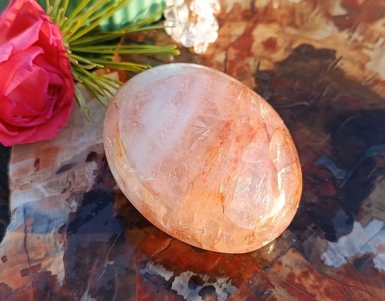 Křišťál s hematitem hmatka 154 g - ČISTOTA A UKOTVENÍ
