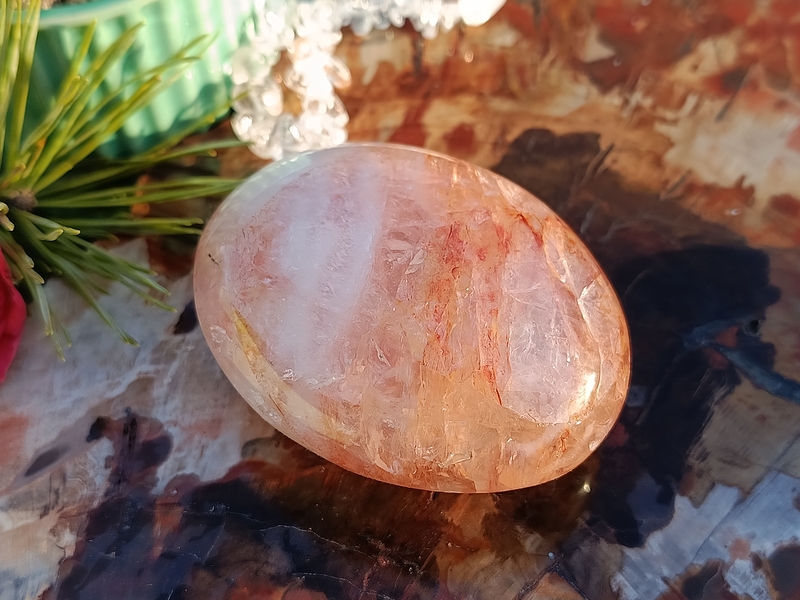 Křišťál s hematitem hmatka 154 g - ČISTOTA A UKOTVENÍ