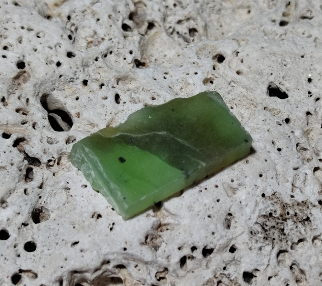 Nefrit drahokamový 1,96 g - LÁSKA A HOJNOST