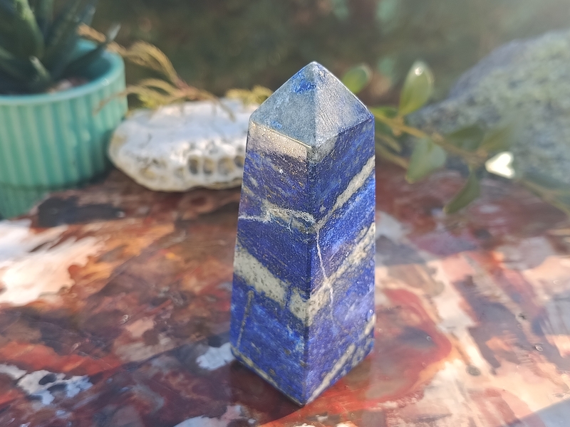 Lapis lazuli obelisk 146 g - MAJÁK KOMUNIKACE A HARMONICKÝCH VZTAHŮ