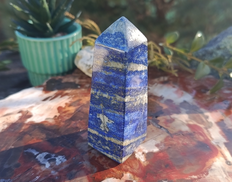Lapis lazuli obelisk 146 g - MAJÁK KOMUNIKACE A HARMONICKÝCH VZTAHŮ