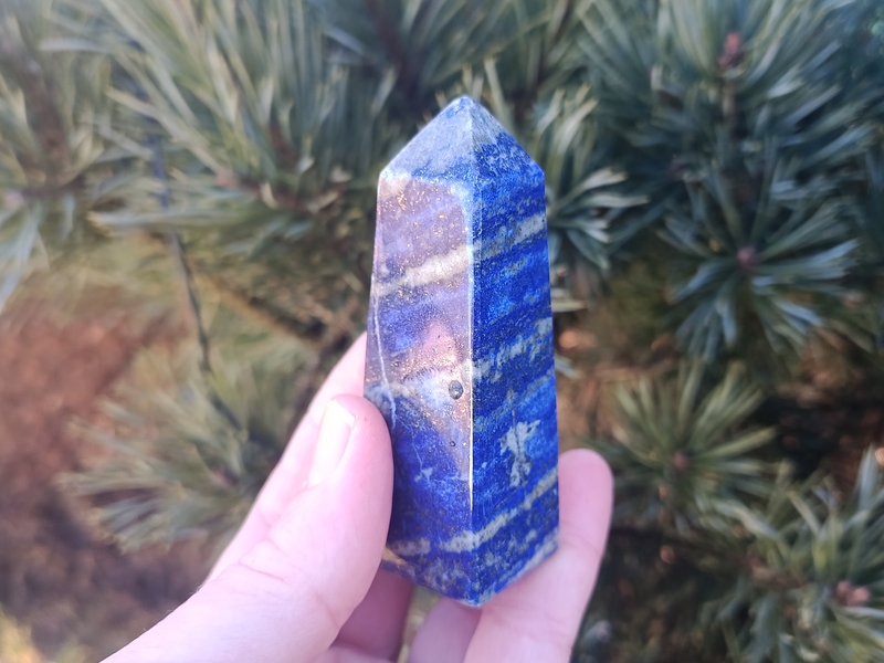 Lapis lazuli obelisk 146 g - MAJÁK KOMUNIKACE A HARMONICKÝCH VZTAHŮ