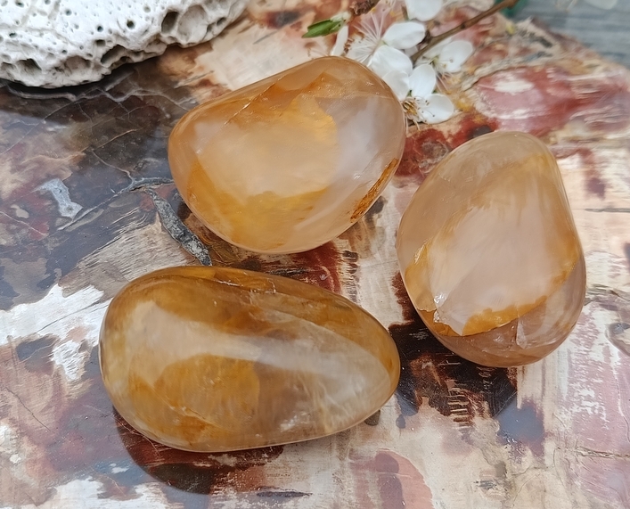 Křišťál s limonitem hmatka 57 - 66 g,  Zlatý léčitel