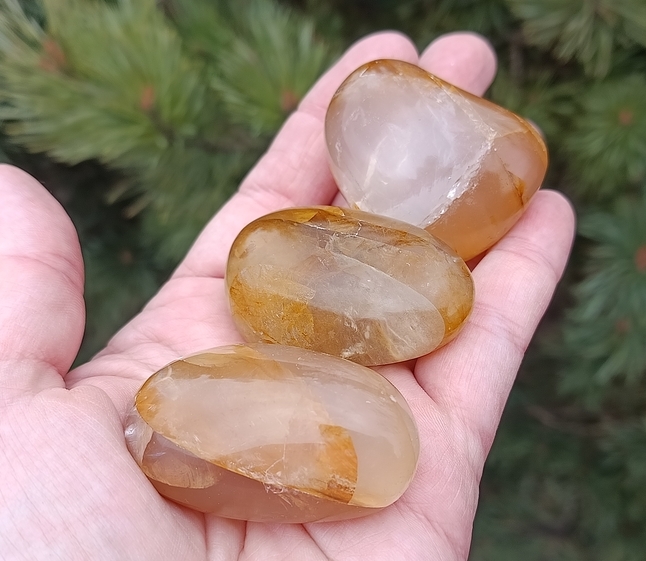 Křišťál s limonitem hmatka 57 - 66 g,  Zlatý léčitel