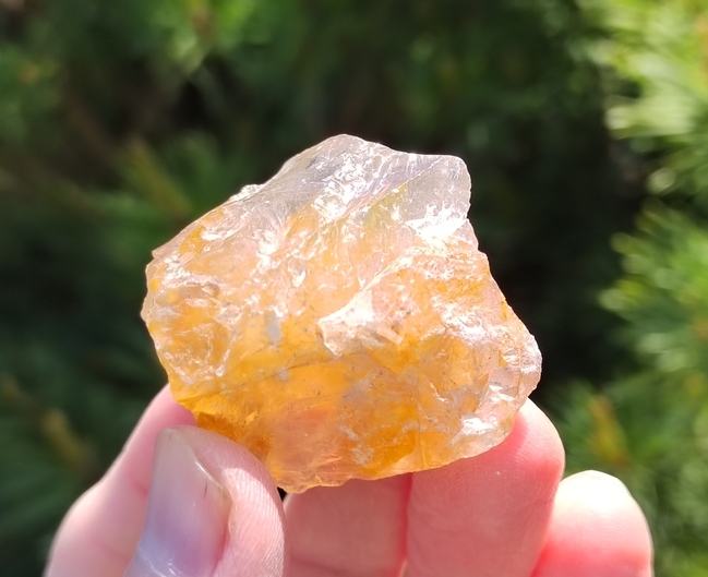 Křišťál surový s limonitem 23,3 g - ZLATÝ LÉČITEL