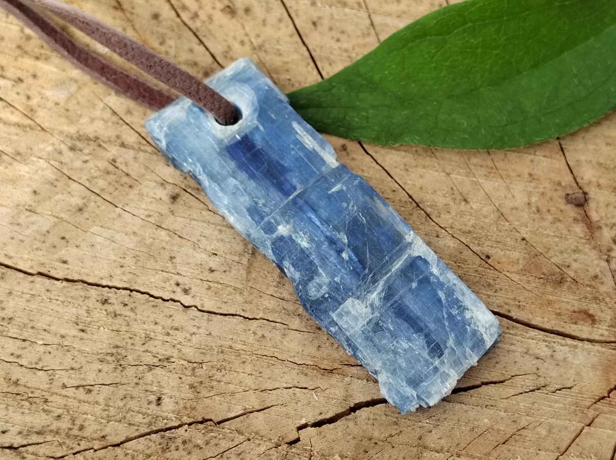 Kyanit modrý s dírkou - přívěsek 4 cm