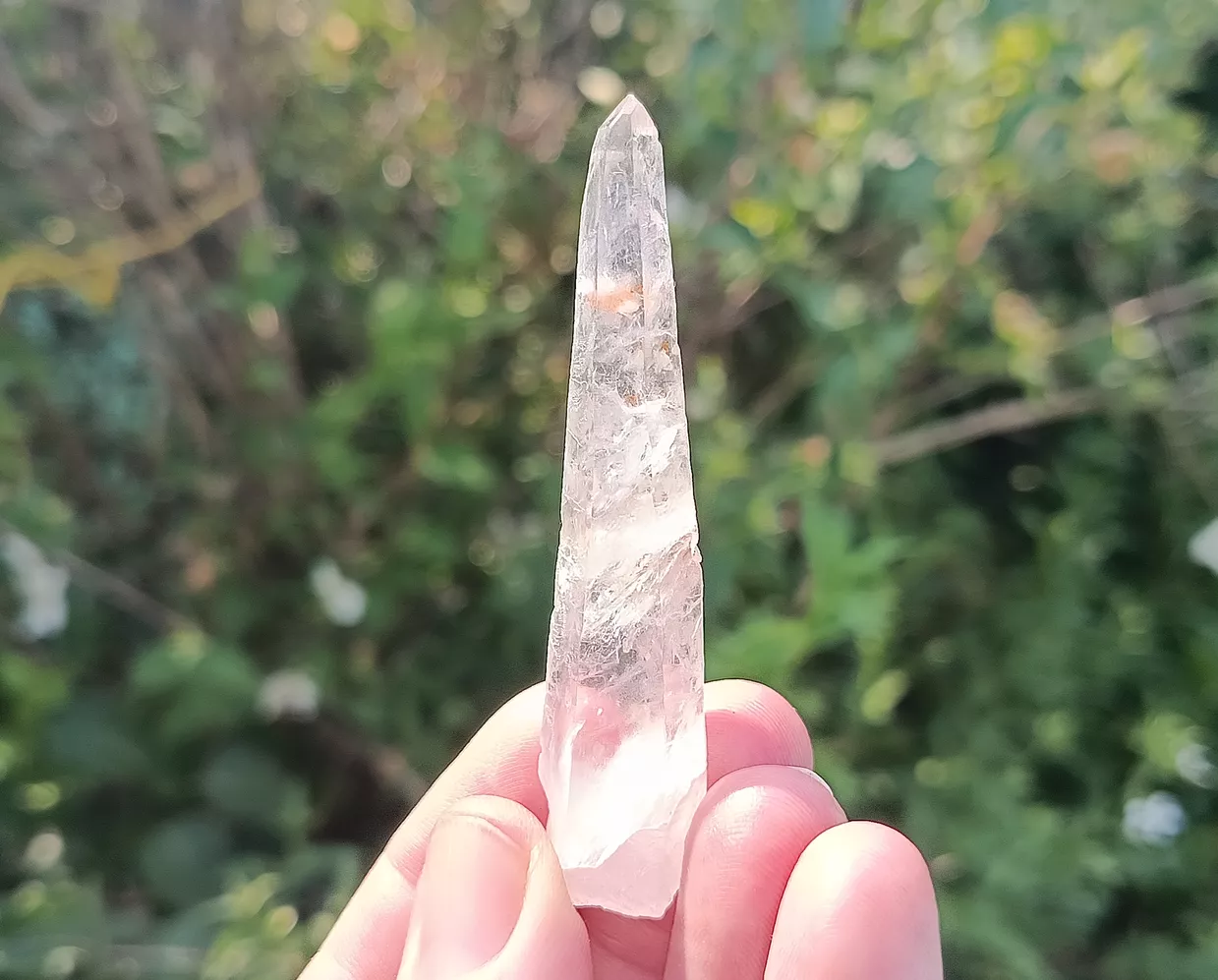 LASER křišťál lemurský s limonitem 18,5 g - SVĚTELNÝ PAPRSEK